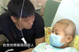 大男人不工作光骗钱？这位戴兔耳朵的爸爸让人泪目