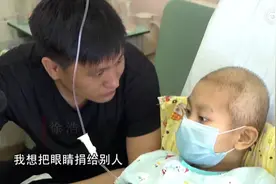 大男人不工作光骗钱？这位戴兔耳朵的爸爸让人泪目