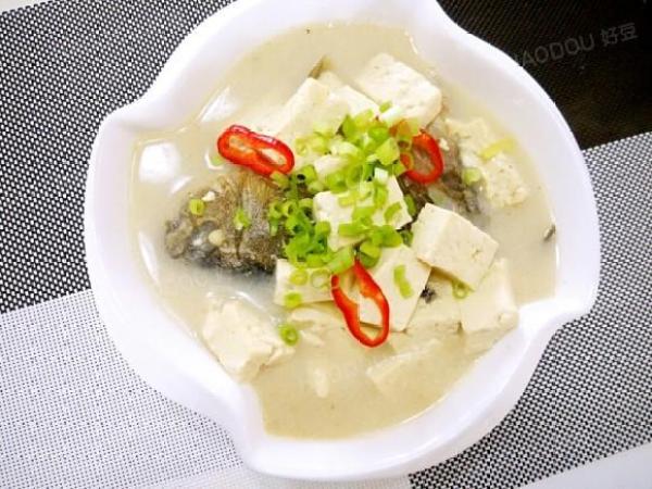 鲫鱼汤催奶（鲫鱼豆腐汤的做法）
