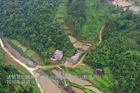 苗山深处的坚守：“扁担教师”周宏军退休后重返讲台视频封面