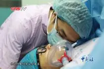 成都一医院试水“剖腹产陪伴分娩” 让产妇疼痛时有家人陪伴视频封面