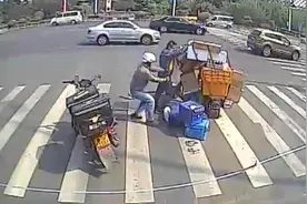 快递员翻车，外卖小哥公交司机齐帮忙视频封面