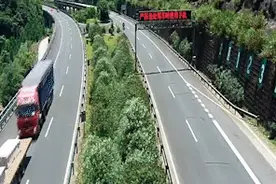 半挂车高速上低速行驶 后车驾驶室惨遭“斩首”图片