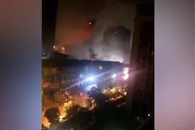 杭州拱墅万达广场爆燃，涉事店铺卖小龙虾视频封面