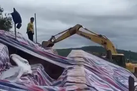 青蕉拍客丨京九铁路河源段一山体出现开裂  铁路部门连夜组织抢修视频封面