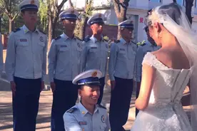 身穿“火焰蓝”来娶你！内蒙古森林消防员戎装婚纱照视频走红网络图片