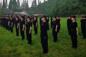 中华儿女多奇志 不爱红装爱武装图片