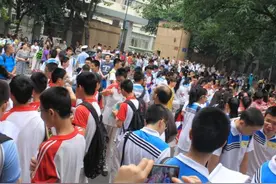 成都中考 12日12万余名学生看考场视频封面