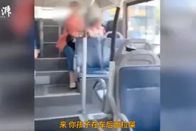 老人带马桶让孩子公交上大便，网友吵翻视频封面