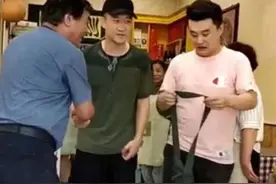 曹云金离婚后带前妻唐菀吃散伙饭，与路人打招呼笑容满面心情好图片