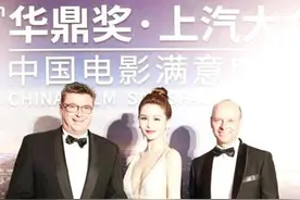 内地新生代性感女演员邱意浓亮相华鼎奖 深V长裙惊艳全场图片