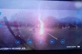 电动车雨中遭雷击，骑车人瞬间倒地