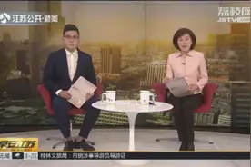 南京两男子“裸骑”摩托车闯红灯，涉事3人被拘留视频封面