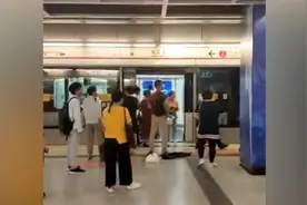 警犬地铁吠叫引慌乱，警方否认两警犬打架视频封面