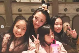 小S与三个女儿去度假，一家人逛名店合影留念，许老三深得衣钵图片