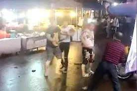 两车窄路相会互不相让，双方斗殴一人死视频封面