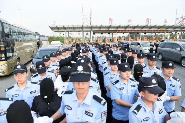 涉案金额近亿元！“1040阳光工程”特大诈骗团伙被摧毁，郑州公安局长带队抓61人