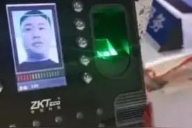 全程爆笑！男子长了个大众脸，帮全公司的人打卡图片