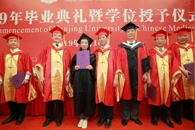 南中医白血病女孩7年“拼下”本科课程，在病床上视频完成答辩!校长为她颁发毕业证书赠送礼物视频封面