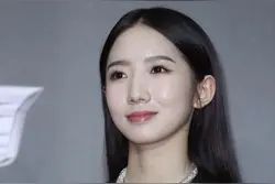 孟美岐获电影之夜人气之星 和杨超越走红毯造型惊艳图片