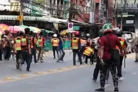 ​嚣张！泰国摩的司机街头持枪棒群殴致2死，路边警察被无视视频封面