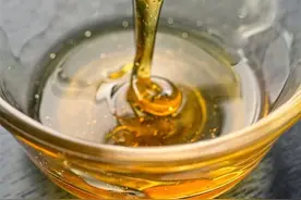 蜂蜜水冲出来的颜色，好蜂蜜冲完水什么颜色？图片