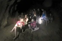 还记得一年前被困山洞的泰国少年吗？他们现在怎样了图片
