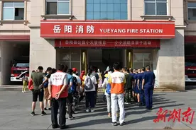 公益小天使近距离体验消防生图片