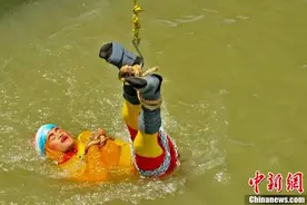 印度魔术师表演水底逃脱术失手 身绑铁链溺毙河中图片