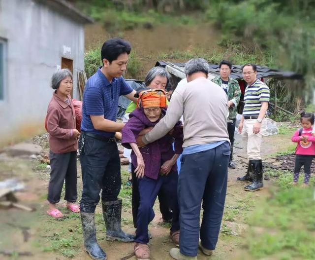 厉害了！《中国组织人事报》《广西日报》等中央和自治区级媒体推介我市“书记在现场”的经验做法！