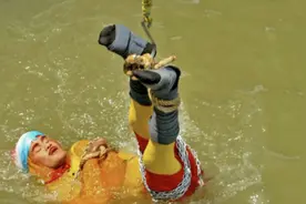 印度魔术师表演水下脱逃不幸溺亡，尸体捞出仍被铁链绑牢图片