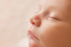 新生儿宝宝嗓子里总是呼噜呼噜地，是正常还是生病了？医生这样说图片