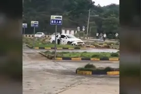 学员倒车“漂移”打转24圈，教练吓懵视频封面