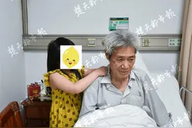7旬爷爷病重住院7岁孙女小身板挑起照顾重担，祖孙情深感动众人图片