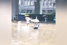 武汉暴雨，中考物理化学考试推迟1小时视频封面