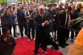 “暴力美学大师”获表彰 吴宇森剧院门前留下手印图片