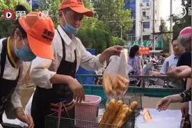 90后夫妻大学毕业卖油条年入30万！面对争议 丈夫这么说视频封面