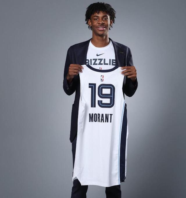 新的灰熊开始!榜眼莫兰特展示19号球衣