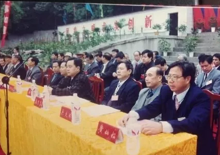 操场埋尸16年，谁在合谋？