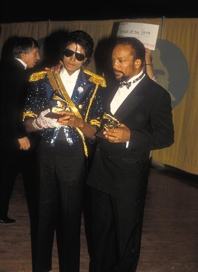 传奇续写，也放大了“身边人”人性的隐秘