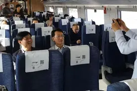 为啥火车座位面对面，高铁却朝前？你肯定没想过图片