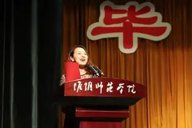 毕业典礼上女教师清唱《送别》送学生视频封面