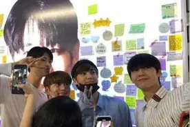 《PdX101》练习生探望自家广告板，人气与知名度形成强烈的对比图片