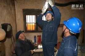 河南郑州：17年，初心未改的“雷锋号”电力抢修队视频封面