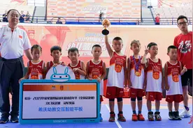 “娃娃军”，球场“秀”图片