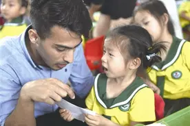 外教走进张金镇希望幼儿园 让小朋友体验正宗英语图片
