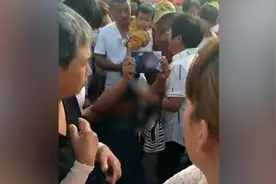 与双胞胎哥哥争吵，十岁男孩学校宿舍自缢视频封面
