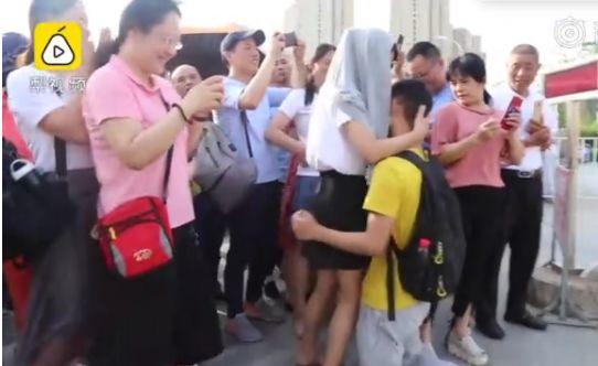 恐怖冰淇淋全版本下载（下跪谢恩男生考635分那个离婚的妈妈）