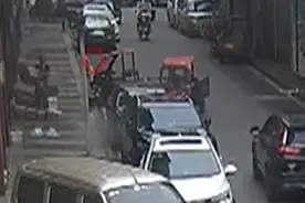 惊险！3岁小孩“鬼探头”过马路被撞 所幸无碍视频封面