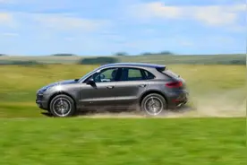 手动挡开车转弯时用踩离合吗？很多司机还没弄明白，一定注意图片